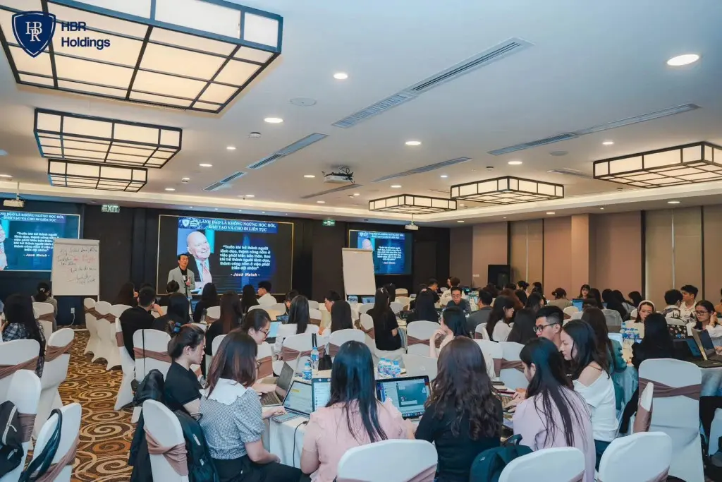 Chương trình đào tạo nội bộ AI In Action về ứng dụng AI trong hoạt động Kinh doanh và Marketing tại HBR Holdings
