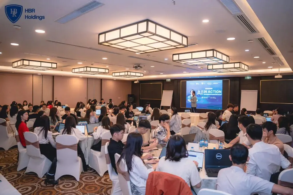 Đội ngũ cán bộ nhân viên HBR Holdings tham gia chương trình đào tạo ứng dụng AI trong Sales và Marketing