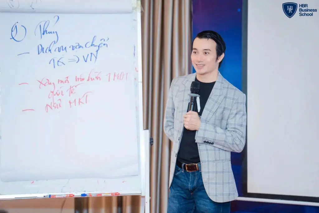 Mr. Tony Dzung chia sẻ kiến thức về ứng dụng AI trong hoạt động Sales và Marketing